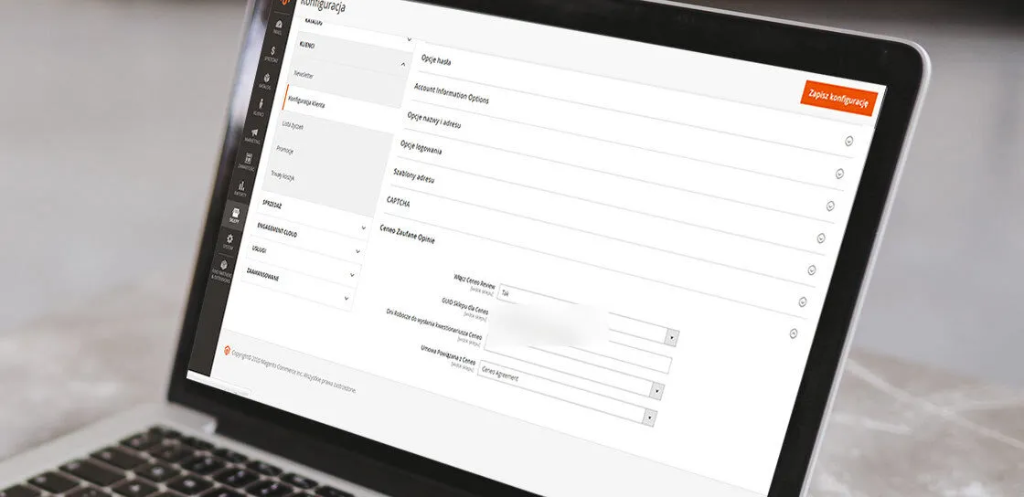 Konfiguracja Magento 2 na ekranie laptopa, gałąź Klienci i Konfiguracja klienta: pod sekcjami opcji hasła, danych konta, nazwy i adresu, logowania, szablonów adresu i CAPTCHA znajduje się rozwinięta sekcja „Ceneo Zaufane Opinie” z polami Włącz Ceneo Review ustawionym na Tak, GUID Sklepu dla Ceneo z zamazaną wartością, Dni Robocze do wysłania kwestionariusza Ceneo ustawione na 1 oraz Umowa Powiązana z Ceneo wskazująca zgodę o nazwie Ceneo Agreement.