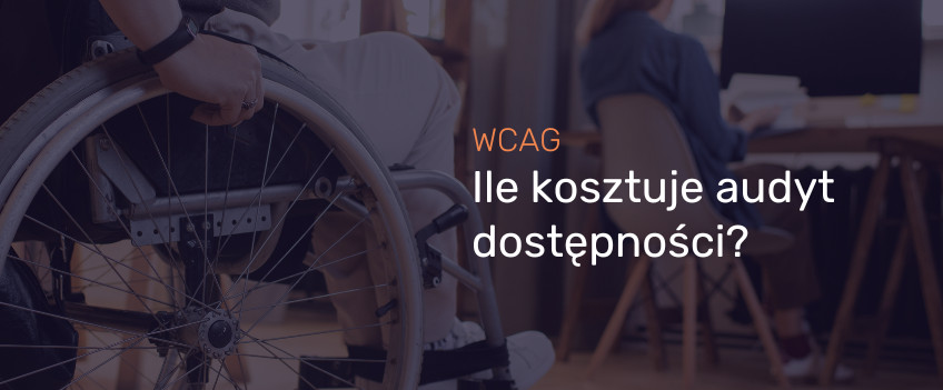 Zdjęcie przedstawia osobę na wózku inwalidzkim w biurze. W tle widać drugą osobę siedzącą przy biurku i pracującą na komputerze. Obraz jest przyciemniony, a na nim znajduje się tekst: "WCAG Ile kosztuje audyt dostępności?" Słowo "WCAG" jest wyróżnione pomarańczowym kolorem, natomiast reszta tekstu jest biała. Całość sugeruje tematykę audytu dostępności cyfrowej zgodnie z wytycznymi WCAG.